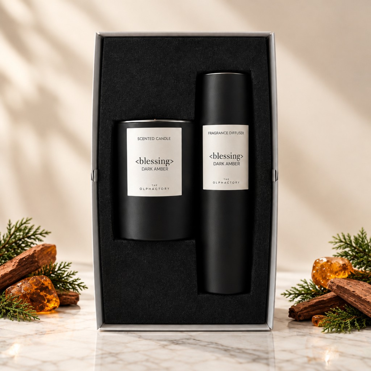 The Olphactory | Scent & Glow Dark Amber | Geurkaars | Geurstokjes | Gastendoekje